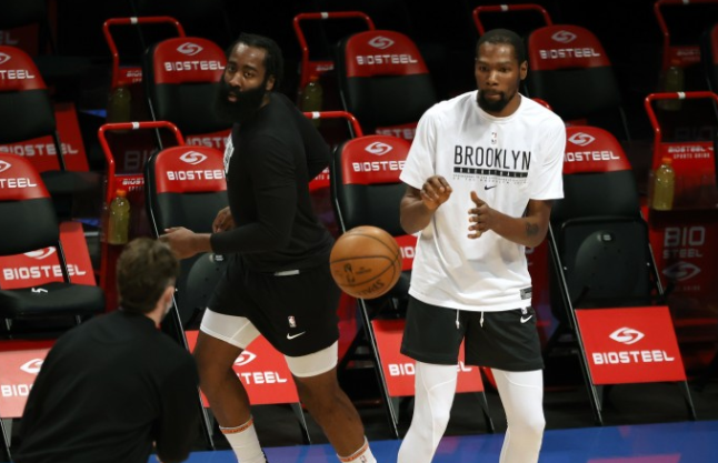 凱文·杜蘭特|太沮喪！杜蘭特拿球砸頭，看看場邊哈登的反應，大哥范十足