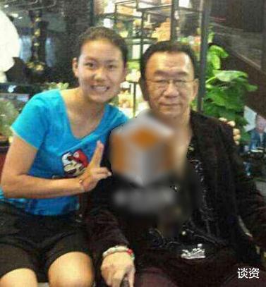 杜奕衡|73岁侯耀华现身收徒仪式，谈师徒之道引众嘲，网友：捞钱给徒弟买包