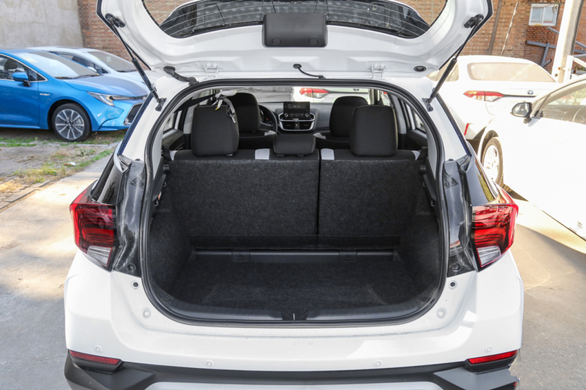 『丰田车』丰田良心家轿又降了！顶配9.68万，加满油跑899KM，10年都开不坏