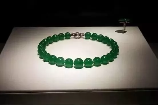 |翡翠原石开出满绿，不取手镯而车珠子，亏还是赚？