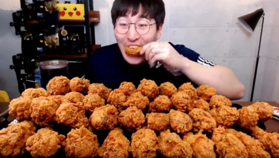 「」大胃王挑战60个“鸡腿”，咬一口后却穿帮了，网友：吃不起别装！