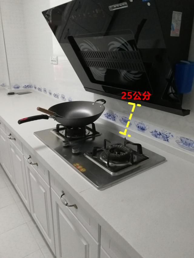 『』装完验收才发现不对劲，油烟机底部离灶台才25公分，工人想糊弄谁