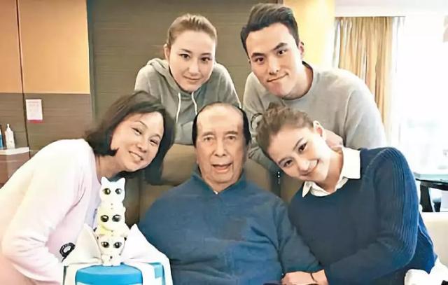 「赌王」98岁赌王被传病危，二太太两个女儿率先回应，家族地位果然不一样