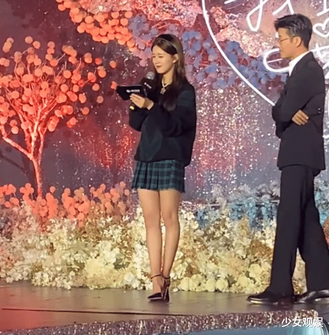 赵露思|赵露思现身《我喜欢你》见面会，镜头扫过她，真人长相一目了然