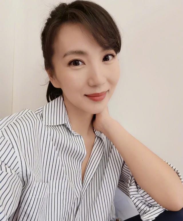 衬衫|41岁陈好“罕见”晒照！条纹衬衫配马尾辫显优雅，不像是三孩妈