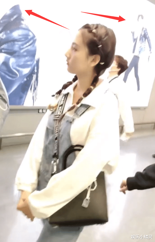 『宋祖儿』宋祖儿走机场一直盯着\海报\看，瞧见上面是谁，换我我也盯着看！