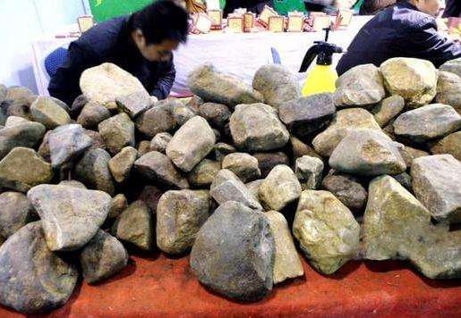 玛瑙|从“破烂王”到珠宝大亨，人生赢家却教你“慎重赌石”