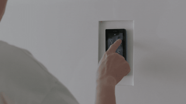 洁癖小哥的200㎡独居豪宅：智能控制家里一切，连狗都是电子的