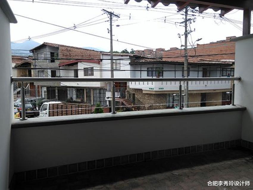 『』无语，就为露台买的顶楼，结果护栏才40公分高！万一栽下去不得了