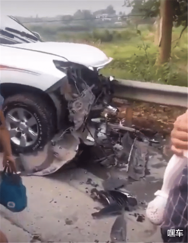 思域▲瑞虎8和60万普拉多相撞，看到车损那一刻，才知日系和国产质量