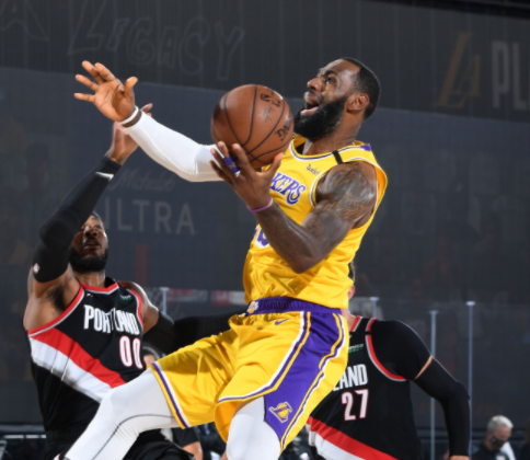 安东尼·戴维斯|79+19+14！湖人王炸太无解，詹皇对轰甜瓜，浓眉哥完胜双塔，西部第一摊牌