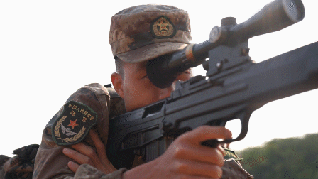 「狙击手」精彩慢镜头：狙击手开枪瞬间，脸上的肉都跟着颤！