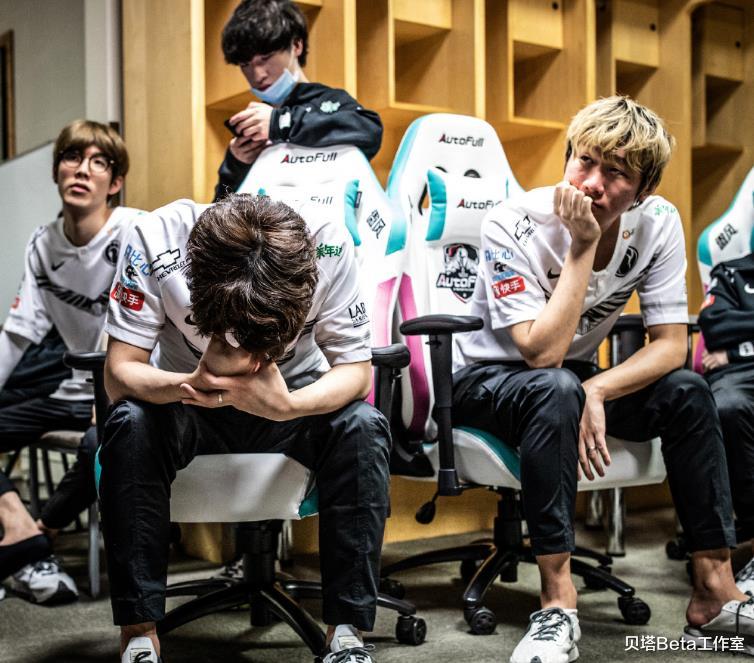 ig|IG败给LGD后：宁王Puff心态炸了，表情失魂落魄！Rookie眼含泪水