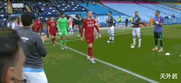 克洛普■曼城列队欢迎利物浦,但45分钟过后,瓜帅狂喜,克洛普脸色铁青!