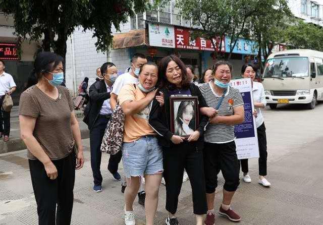 话晴空|南京遇害女生家属抵达案发地，母亲抱遗像痛哭，父亲犀利四问没人解答