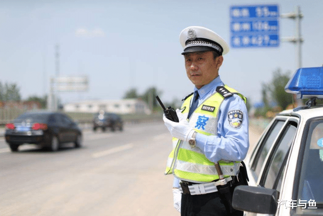 铃木|铃木车牌被白纸挡住，交警本想扣12分，知道原因后反而道歉