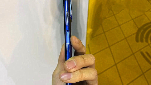 华为荣耀▲一言不合交朋友？荣耀V30Pro再跌新低价，友商或招架不住！