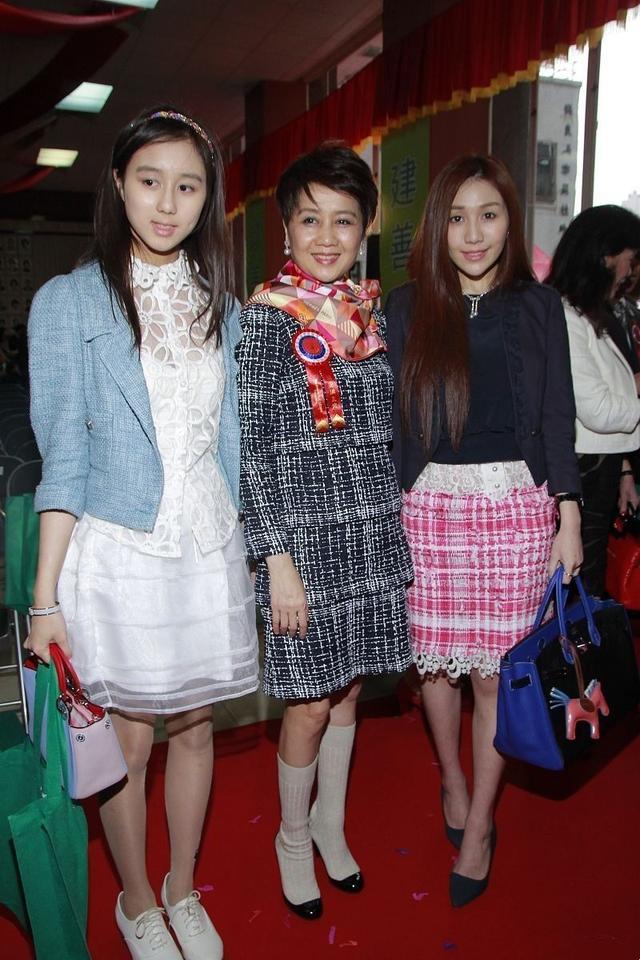 梁安琪|赌王四太梁安琪一家四口同框，两女貌美如花，长女何超盈气场太强