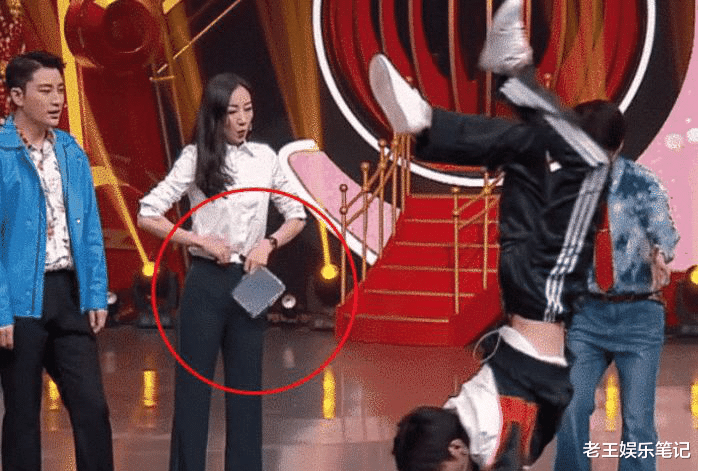 「韩雪」韩雪节目现场扣子裂开，被杨迪眼神示意后，救场动作显现高情商