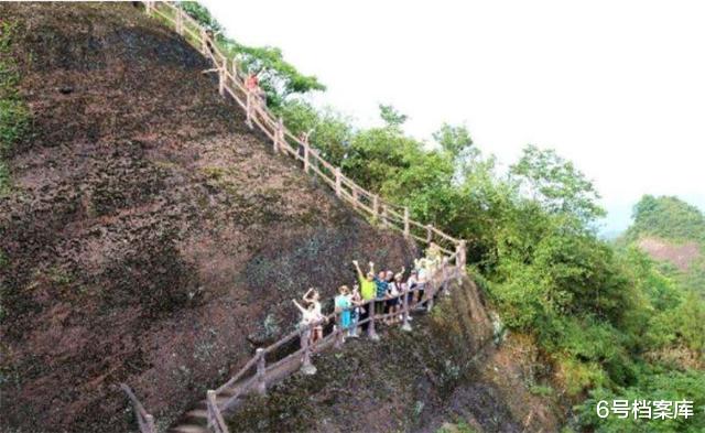 『』赤道附近出现“万米巨蟒”，居民不敢靠近，至今无法合理解释！