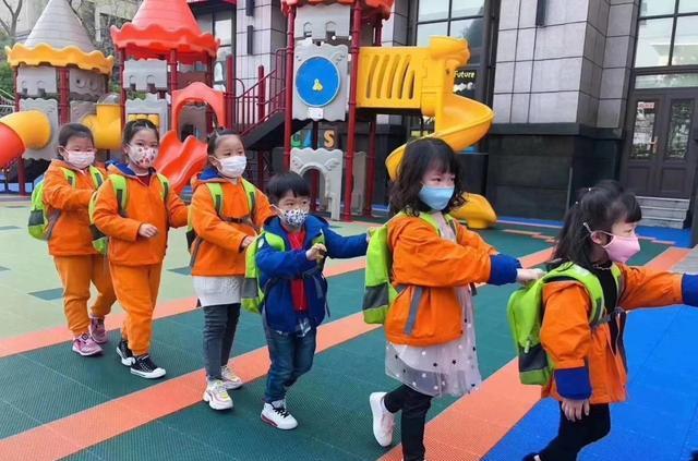 「幼儿园」这学期幼儿园不开学的地区，家长预交的学费是退费还是延迟下期？