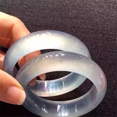 翡翠|一件木那切爆！玻璃种雪花棉手镯料，罕见成品太养眼！