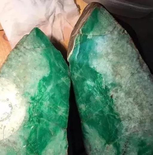 #翡翠#几百万入手翡翠原石梦想赌出满色，却没想到切出了帝王裂