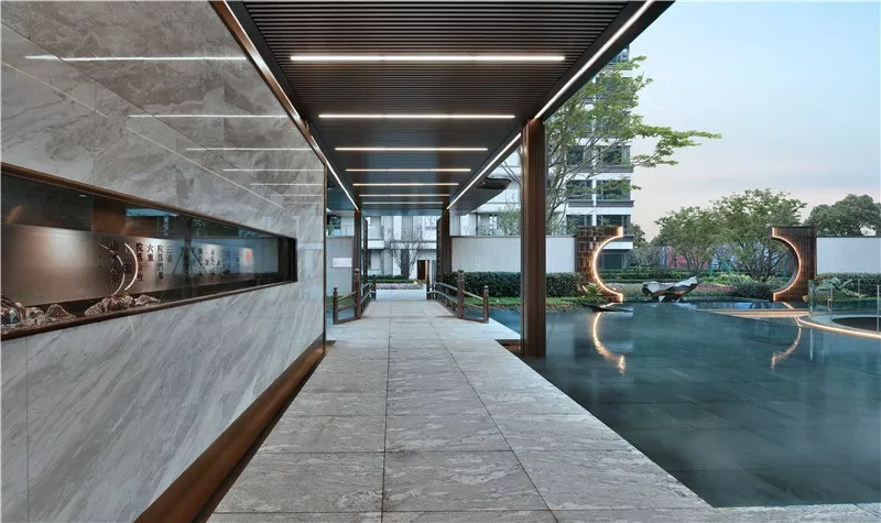 「」洗尽铅华承国风之韵，以新中式建筑之精髓将传统与现代结合，再现中国古典大宅之神韵！