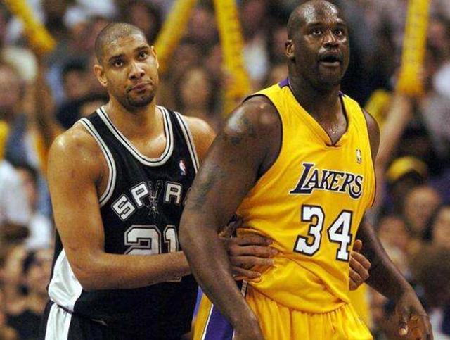 「蒂姆·邓肯」01年的西部决赛马刺队0-4惨败于湖人，邓肯和奥尼尔表现怎样？