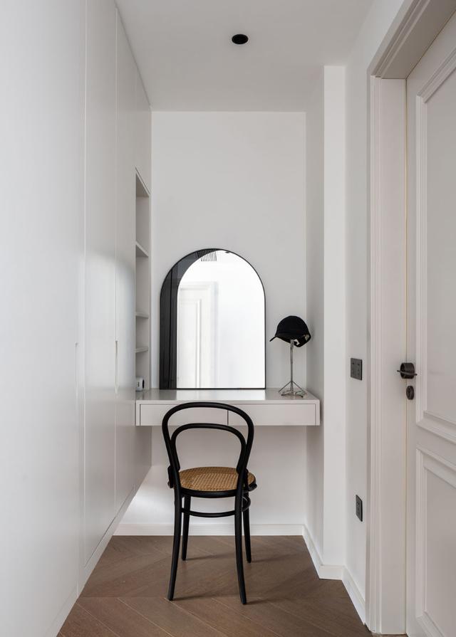 |新房装修到一半，屋主不满意，改变电视墙后，立马时尚多了！