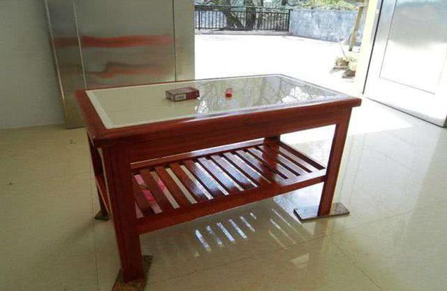 退休木匠亲手用木板做了个茶几，竟有人叫价2000块钱想买