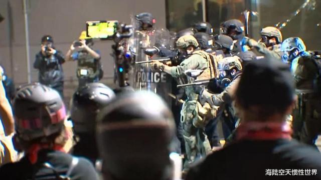 波特蘭市又一個不眠夜：“起義軍”猛攻警察執法大樓，美國警察卻管不瞭-圖2