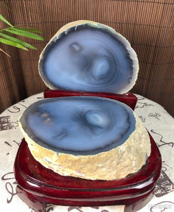 「蜜蜡」?千种玛瑙万种玉，玛瑙是玉石吗？玉和玛瑙的有什么不同