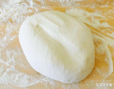 『馒头』蒸馒头时，把酵母倒入面粉是“大忌”，教你1招，蓬松暄软不回缩