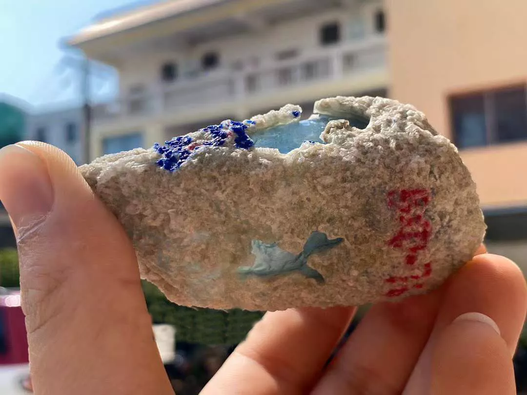 翡翠|翡翠原石开出了一片天空蓝,深深吸引住翠友的目光