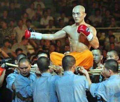 迈克·泰森▲武僧一龙慢慢向拳王梅威瑟、泰森靠拢，美女豪车加游艇，样样齐全