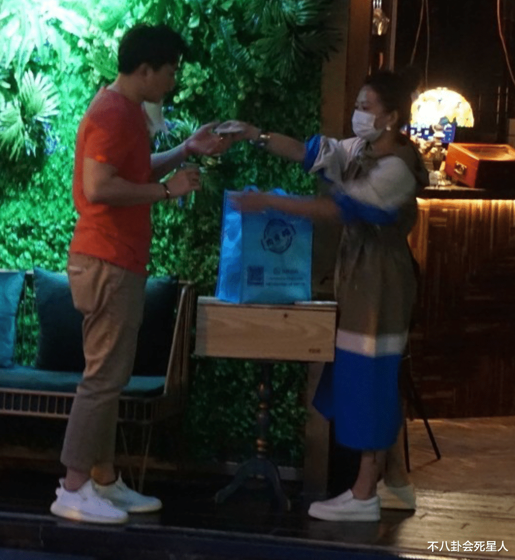 猪肉|又一TVB配角因疫情落魄？跑龙套十年如今卖猪肉，亲自送货满头汗