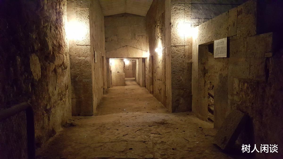 古墓|古墓中出现一盒磁带，考古队人员彻底懵了，专家拿起一看差点暴怒