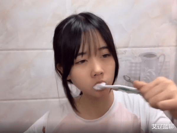 女孩|女孩换了款公主切发型后，居然优雅到让男生想搭讪，女生：看着就嫉妒