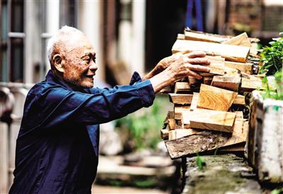 长寿秘诀■104岁老人平时抽烟喝酒不爱运动，细问其长寿秘诀：从不做这一事