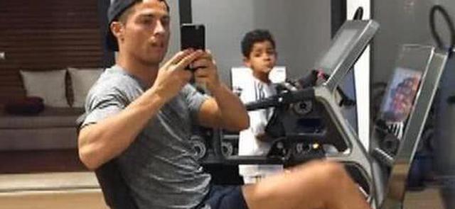 参观C罗所住的豪宅，家里有树林和草地区，内部更是奢华无比