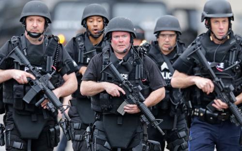 洛杉矶：洛杉矶警察局疯狂扫射，75岁轮椅老人身中数十弹，特朗普彻底完了