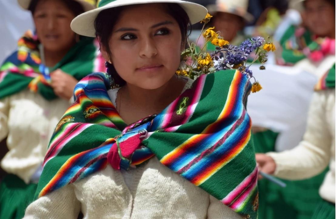 |世界海拔最高的国家，仅有1000万人，拥有最美盐湖却无人问津