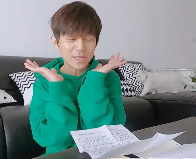 「刘海」何炅为啥一直有刘海, 当他把刘海撩起来时, 这下明白什么原因了