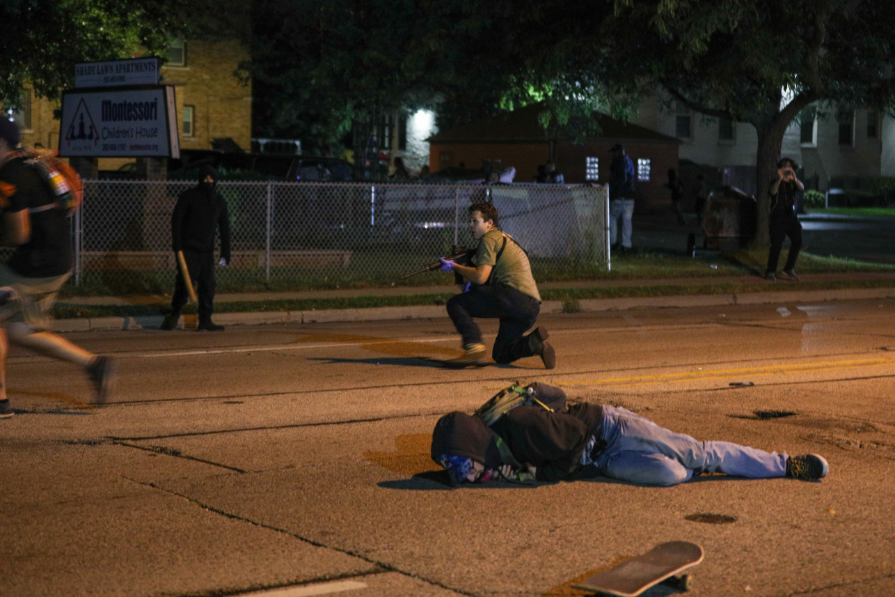 現場！美國17歲男孩射殺2名示威者 持槍淡定走向警察-圖4