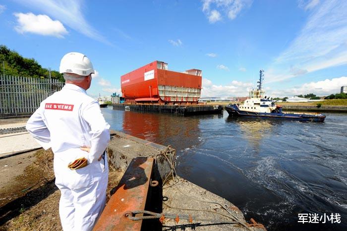 003型航空母舰：003航母迎来重大节点，分段已被运走入坞组装，最快明年就能下水