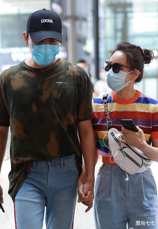 伊能静|秦昊夫妇走机场，伊能静穿彩虹衫扮嫩，罕见撩起刘海发际线太真实