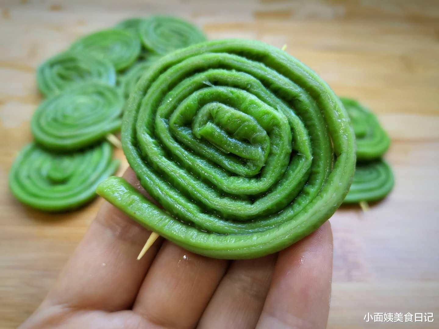 豇豆|入伏后，这菜正当季，2元钱买1捆，卷一卷给孩子做零食外酥里嫩！