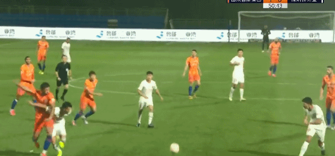 山东鲁能|裁判挡不住鲁能！李霄鹏被吹急了，外援中卫无奈跪地，标准看不懂