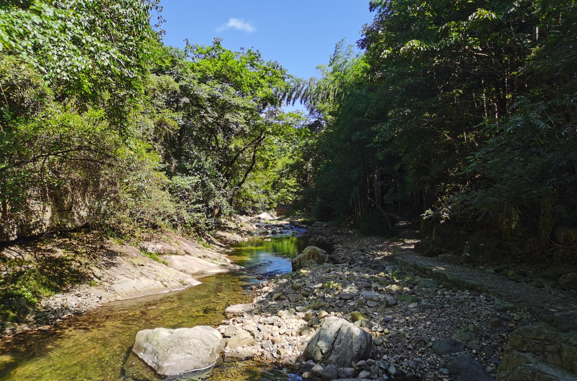 宁波|浙江宁波这个地方堪称“小九寨”，夏天特别凉快，去避暑的人很多